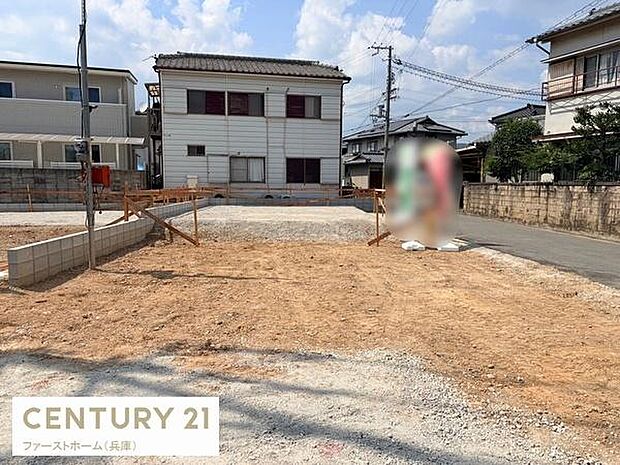 広々とした駐車場スペースで車の出し入れがしやすい環境です。前面道路も整備されており利便性も感じられます。周囲の住宅地と調和した場所で使いやすさが期待できます。