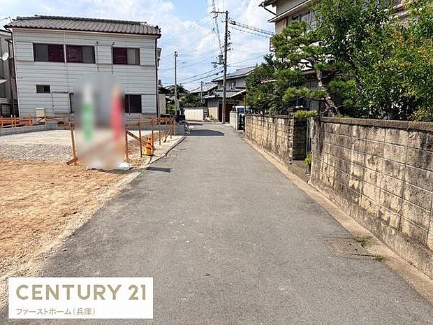 現地前面道路は舗装されており日当たりの良い印象です。周辺の住宅との距離感も確保されています。幅員がしっかりと感じられる道路です。落ち着いた住宅街の中に位置しています。
