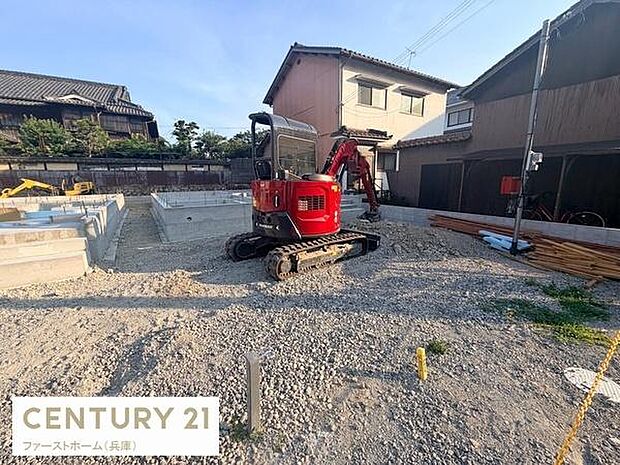 広々としたスペースがあり車の出し入れがしやすい駐車場です。建物との距離もしっかり確保されており使い勝手の良い空間となっています。資材置き場としても活用が可能な広さです。