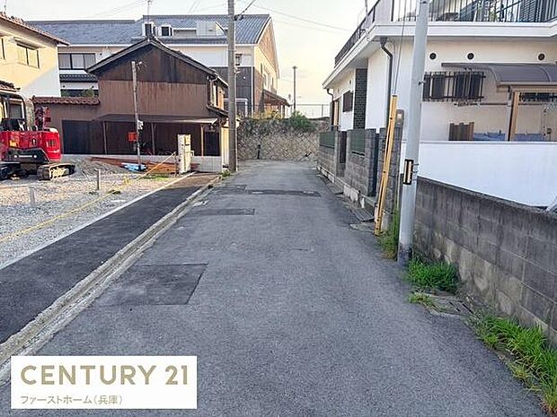 前面道路は舗装されており周辺は整備された印象です。現地は静かな住宅街に位置しています。道路幅員も十分あり車の出入りも安心です。建物が並ぶ落ち着いた雰囲気のエリアです。