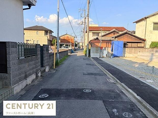 周辺は閑静な住宅街で落ち着いた雰囲気です。道路幅が確保されており見通しも良好です。舗装された道路が続いていて日当たりも良好です。前面道路は整備されていて移動も安心できます。