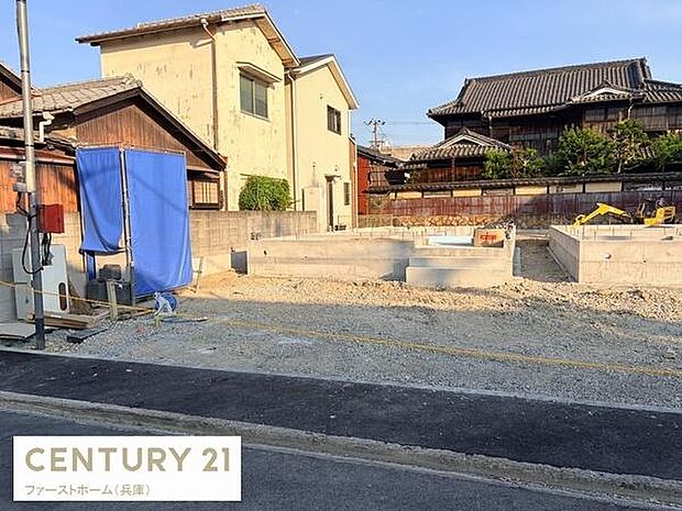 車の出し入れがしやすいスペースが確保されています。全面道路との接続もスムーズです。ゆとりある駐車エリアが特徴です。建物との距離も十分にあります。舗装や区画もはっきりしています。