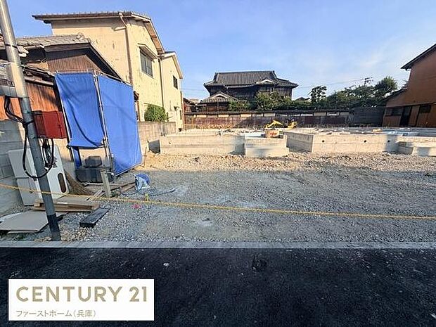 広々とした敷地で建築プランも多様に対応可能です。落ち着いた住宅街の一角に位置し周囲には風通しの良さを感じられます。整地された土地のため工事もスムーズに進みやすい環境です。