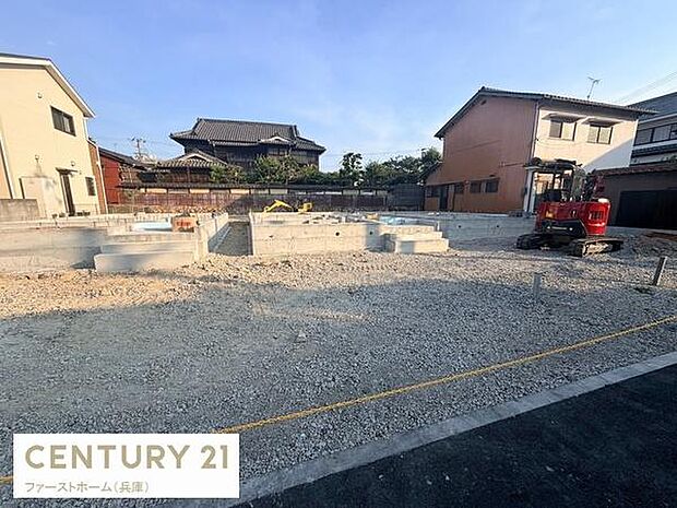開放感のある庭スペースが広がっています。住宅の基礎工事が進んでおり今後の利用にも柔軟に対応できます。周囲は落ち着いた雰囲気で日当たりも良好です。ゆとりのある敷地でさまざまな用途に活用いただけます。