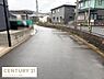 その他：前面道路は舗装されておりすっきりとした印象です。周囲には住宅が並び落ち着いた雰囲気が感じられます。道路幅はゆとりがあり車両の出し入れにも対応しやすいです。