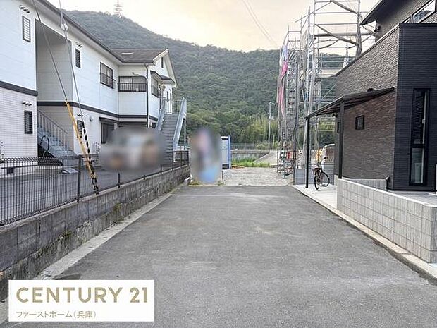 現地前面道路は広々としており車の出し入れもスムーズに行えます。周囲には落ち着いた住宅が並んでいます。現地からは山並みを望むことができ穏やかな眺望が広がります。生活動線が考えられた立地です。