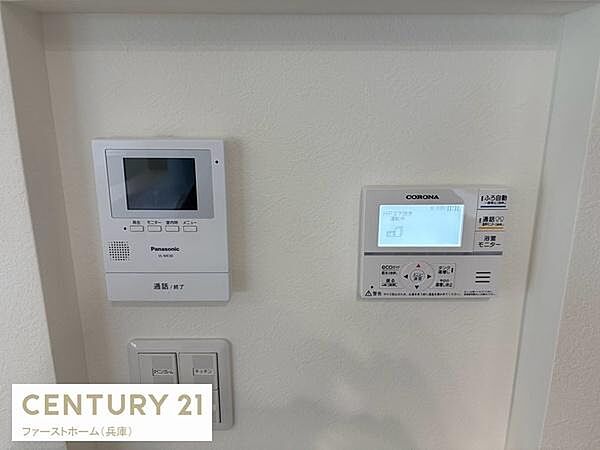 壁に設置されたモニター付きインターホンと給湯器リモコンが視認性の良い位置に配置されています。シンプルなデザインで操作しやすく室内の雰囲気にも自然に溶け込みます。