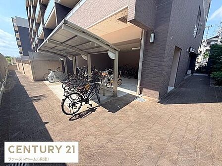 敷地内にしっかりとした屋根付きの駐輪場があり雨の日でも自転車が濡れにくく安心です。建物のそばに設置されているため日々の利用にも便利な立地です。