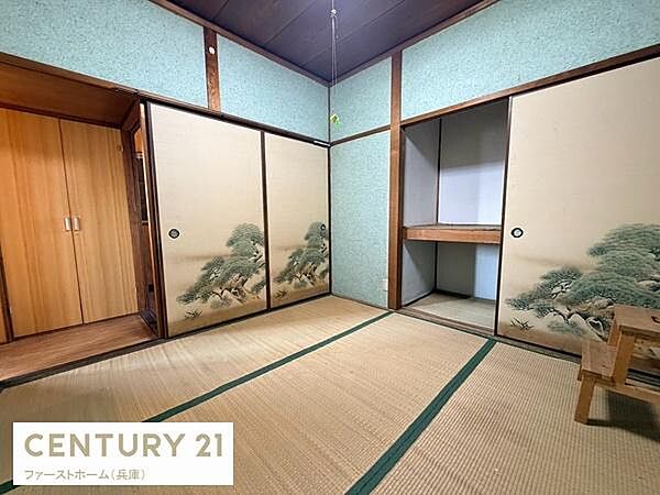 和の趣を感じられる子供部屋です。広々とした畳スペースが特徴的です。収納スペースが充実しているので整理整頓も便利です。落ち着いた雰囲気が魅力です。和室ならではの温もりを感じられます。