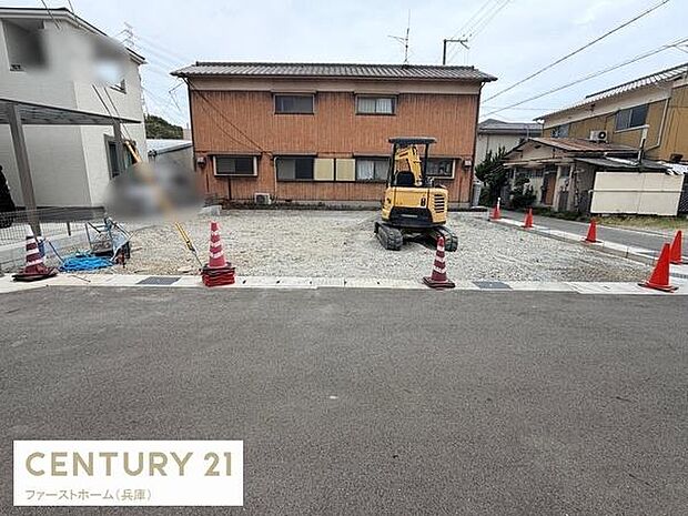 広々とした駐車スペースが確保されています。敷地内はフラットで使いやすい印象です。区画整理されており車の出し入れもスムーズに行えます。現地の状況がわかりやすい写真です。