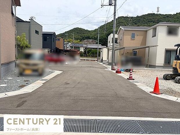 前面道路が広々としており車の出入りがしやすい環境です。周辺には新しい住居が立ち並び整然とした街並みが広がっています。道路面もきれいに整備されていて歩行も安心です。