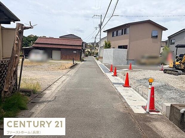 前面道路が整備されており周辺はすっきりとした住宅街の雰囲気です。敷地周辺にはゆとりが感じられ落ち着いた区画です。道路幅もしっかり確保されていて見通しの良さが特徴です。近隣の住宅も統一感があります。