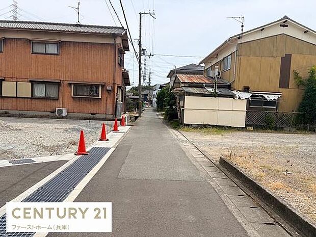前面道路は幅がしっかりと確保されていますので車の出入りもスムーズに行えます。周囲には住宅が建ち並び落ち着いた印象です。敷地は道路沿いに位置しておりアクセスが便利です。