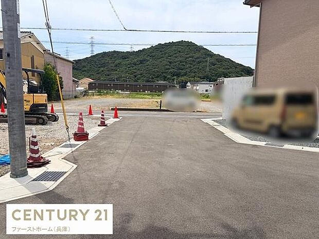 現地の前面道路は幅がしっかりと確保されており車の出し入れがしやすい印象です。舗装された道路が整備されているため安心してご利用いただけます。周辺は落ち着いた雰囲気が感じられます。