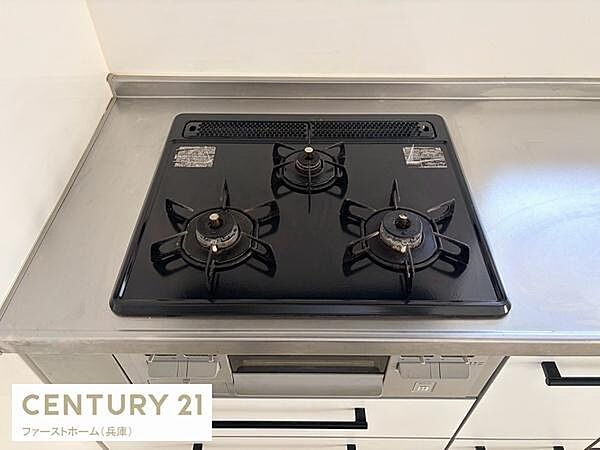 コンロが3口あり調理の幅が広がります。ブラックのガラス天板がスタイリッシュな印象です。操作しやすい配置で使い勝手にも配慮されています。シンプルなステンレスの天板が清潔感を演出しています。