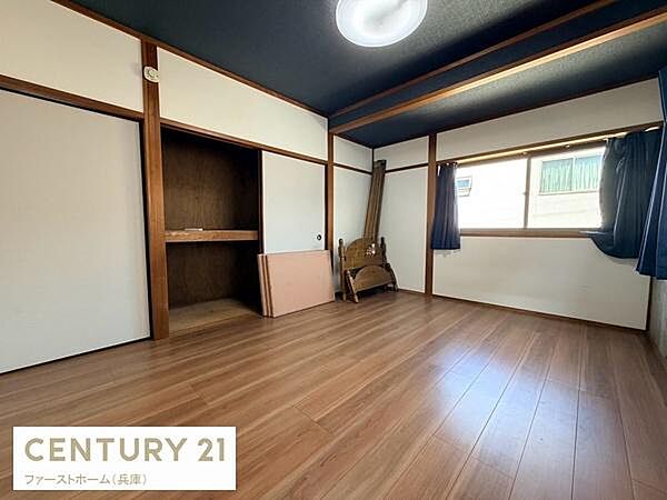落ち着いた色合いの寝室は和の雰囲気が漂う空間です。大きな窓から自然光が入ります。収納スペースも確保され家具の配置もしやすい間取りです。フローリング仕上げでお手入れもしやすい寝室です。