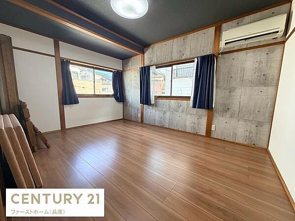 広々とした子供部屋でお子様の成長に合わせた使い方が可能です。大きな窓から光が差し込み開放的な印象を与えます。ナチュラルな木目調のフローリングが温かみを感じられる空間です。