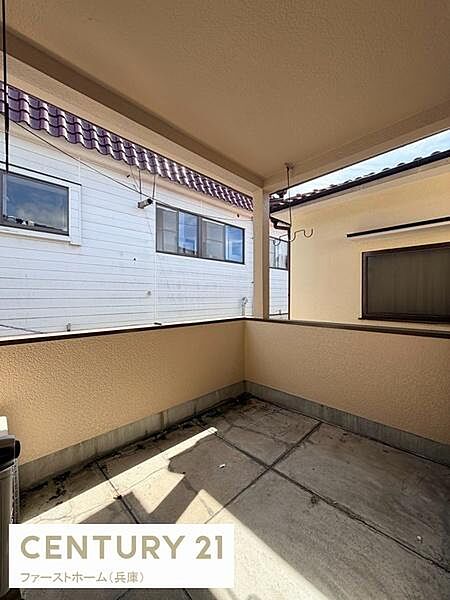 屋根付きのバルコニーは日差しを程よく遮り天候に左右されにくい空間です。隣家との視線も気になりません。ゆとりのある広さで利用しやすい形状です。掃除や手入れがしやすい床面も魅力です。
