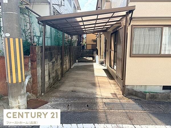 屋根付きの駐車スペースは雨の日も車を守れます。道路に面しているので出入りがスムーズです。建物横に位置し住宅との行き来もしやすい配置です。ゆったりとしたスペースで車の駐車も安心です。