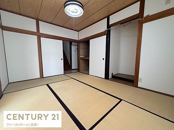 落ち着いた雰囲気の和室です。畳が敷き詰められゆったりとした空間が広がっています。収納スペースも備わっており日常使いに便利です。天井や柱の木目が特徴的で和の趣きを感じられます。