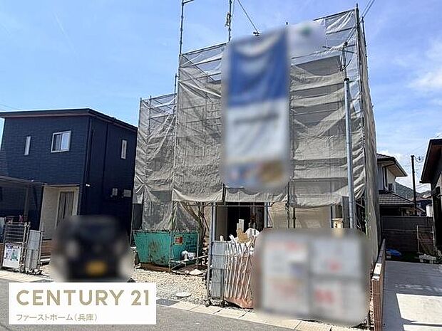 建築中の外観が確認できる写真です。新築ならではの雰囲気が感じられます。落ち着いた住宅街に位置しており周囲の住環境も良好です。シンプルで整った街並みに調和しています。