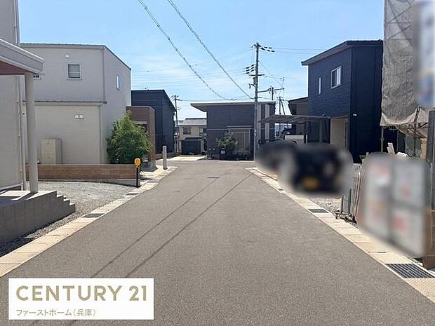 前面道路は広々としており車の出し入れもスムーズに行えます。周辺には新しい住宅が整然と並んでおり落ち着いた街並みが感じられます。陽当たりの良い環境も魅力です。住宅街ならではの静けさもポイントです。