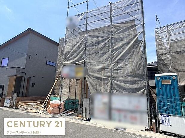 現在建築中の住宅です。外観はシンプルなデザインで落ち着いた雰囲気が特徴です。建築現場周辺も整理されており完成後の住まいが楽しみになる一枚です。足場や仮設トイレなど工事が順調に進んでいる様子が伺えます。
