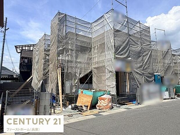 現在建築中の物件です。外観は防護ネットに覆われ安全に工事が進められています。周辺は落ち着いた道路に面しており資材や設備も整然と配置されています。今後の完成が楽しみな建物です。