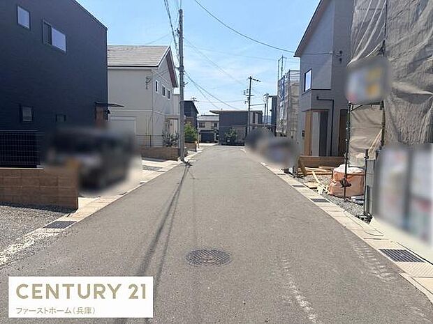 落ち着いた雰囲気の前面道路に面しているため周辺環境が魅力的です。道幅がゆったりとしており車の通行も安心できます。両側には新しい住宅が並び整った街並みを感じられます。快適な生活環境が期待できます。