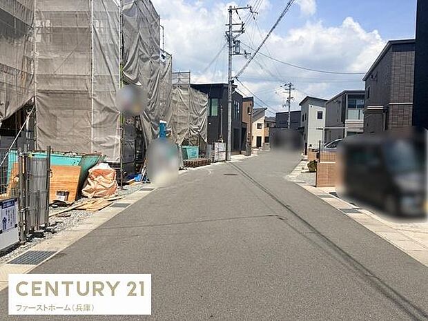 前面道路は幅に余裕があり車の通行もしやすい環境です。周囲には新しい建物が立ち並び整然とした街並みが特徴です。歩道部分も確保されており安心してアクセスできる道です。