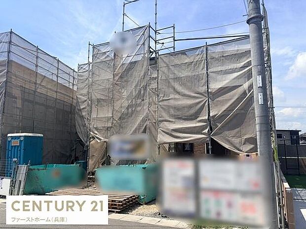 建築中の様子が確認できる外観写真です。足場や養生シートでしっかりとカバーされています。現場周辺も整理されていて清潔感があります。工事の進行状況が一目で分かります。