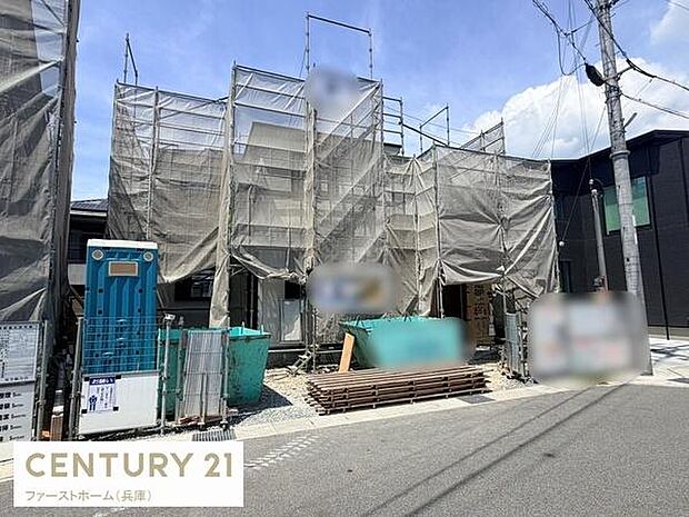現在建築中の物件の様子です。足場がしっかりと組まれており安全面にも配慮されています。資材や設備が整然と配置されており工事の進捗が伺えます。現地で新築の雰囲気を感じていただけます。