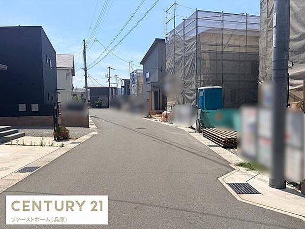 前面道路は車の通行がしやすい幅となっております。現地周辺は整然とした街並みが広がっています。道路の舗装も整っており歩行や自転車の移動も安心です。