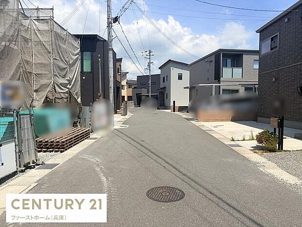 周辺は新しい建物が並び整備された前面道路が広がっています。道路に面した住戸も多く車の出入りがしやすい設計です。住宅街ならではの落ち着いた雰囲気が感じられます。前面道路の見通しも良好です。