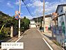その他：前面道路は落ち着いた雰囲気で交通量も控えめです。周囲は住宅が建ち並び道幅もしっかり確保されています。見通しが良く歩道も整備されています。現地の様子が分かりやすい写真です。