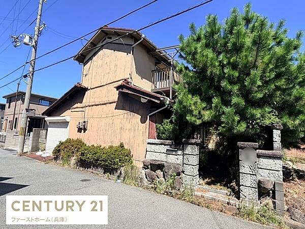 前面道路に面しており車の出入りもスムーズに行えます。周囲は住宅地で落ち着いた雰囲気が広がっています。