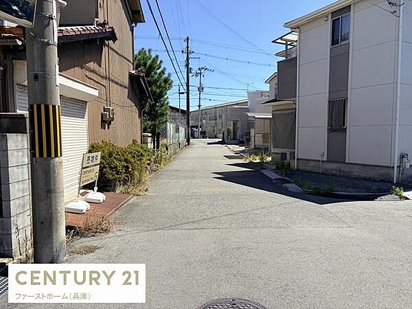前面道路は舗装されており落ち着いた住宅街の一角に位置しています。交通量が少なく周囲は住宅が並ぶ静かな環境です。陽当たりも良く道幅が確保されています。敷地へのアクセスもスムーズに行えます。