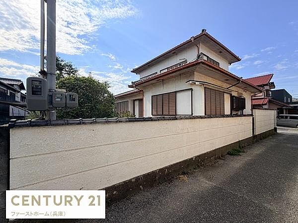 日当たりが良く開放感のある現地土地写真です。周囲には落ち着いた住宅が並び静かな環境が広がっています。道路に面しているためアクセスも便利です。角地に位置しているため視界も広い点が特徴です。