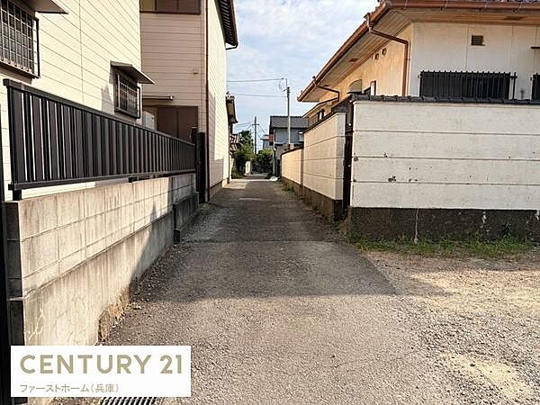 現地写真は周辺環境がよく分かる一枚です。前面道路は車の通行が少なく落ち着いた雰囲気が感じられます。隣接する建物もしっかり整備されています。道路幅がわかりやすく物件の立地状況も確認しやすい写真です。