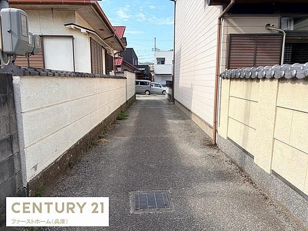 前面道路はしっかりと舗装され落ち着いた住宅地の雰囲気が感じられます。両側の塀がプライバシーを確保しています。近隣の住宅との距離感も保たれています。車の出入りにも対応しやすい環境です。