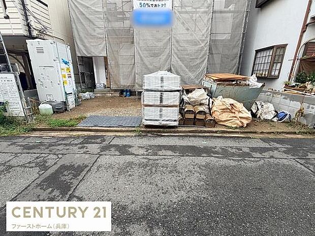 駐車場スペースが確保されており敷地内の活用が便利です。道路に面していて出入りもスムーズに行えます。建物前の配置で荷物の運搬や移動にも便利です。