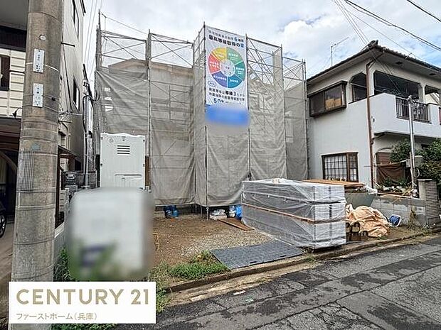 建築中の物件のためご希望に合わせた仕上げが可能です。周辺には住宅が立ち並び静かな住環境となっています。前面道路も広く車の出入りがしやすい立地です。建物の完成が楽しみな現場です。