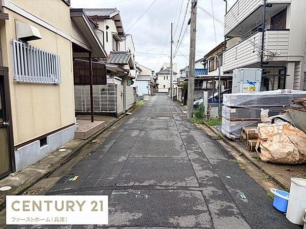 落ち着いた住宅街に位置し前面道路は舗装が整っているため敷地への車両の出入りも安心です。道幅も一定に保たれており並びの住居がきちんと管理されている様子が見受けられます。住環境としても整ったエリアです。