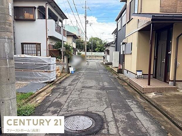 現地からの眺望は閑静な住宅街が広がり落ち着いた雰囲気が感じられます。前面道路は車通りが少なく安心感があります。周辺環境が整っているため暮らしやすさを実感できます。通行もスムーズで快適です。