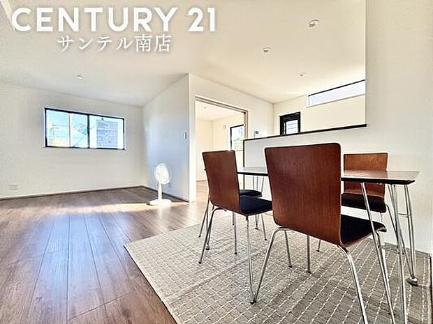 明るく、落ち着きのあるリビング♪ゆとりのあるスペースで、ご家族でお食事や団らんしたり、ゆったりとしたご家族の時間を過ごせます♪