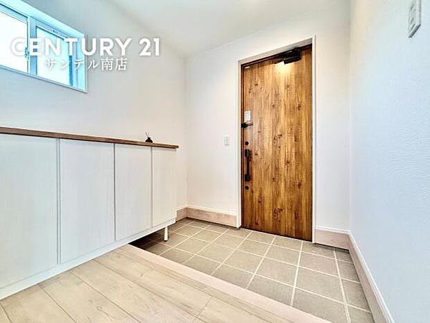 明るい玄関(^^♪容量にも余裕のあるシューズボックスも完備しております！