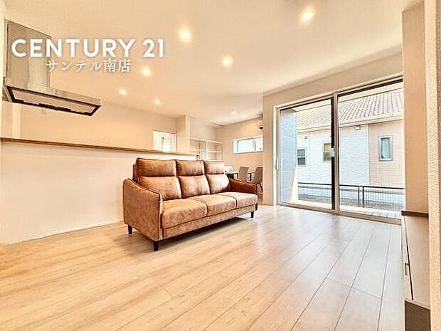 明るく、落ち着きのあるリビング♪ダイニングスペースも含めてゆとりのあるスペースで、ご家族でお食事や団らんしたり、ゆったりとしたご家族の時間を過ごせます♪