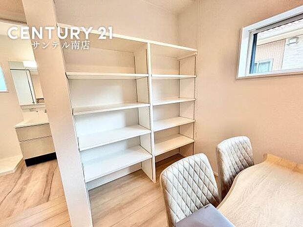 ダイニングスペースの収納です。食品や日用品などをきっちり整理ができるスペースです。