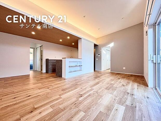 20.7帖の広さがあるので、ソファやテレビボードを置いてもゆったりあります。