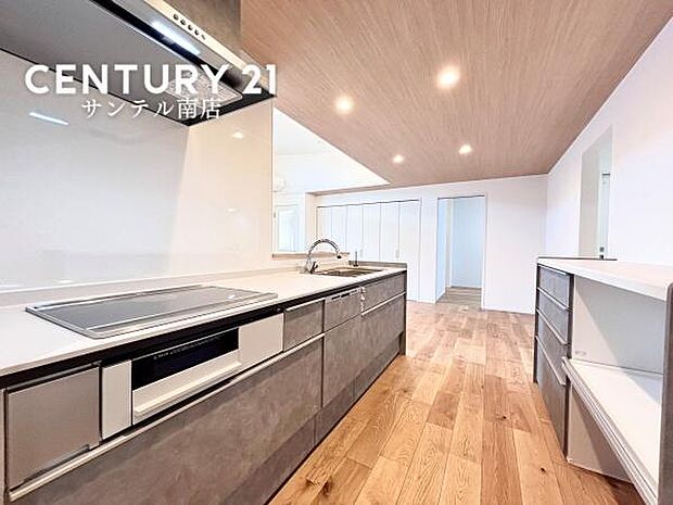 キッチンは人造大理石の天板を使用しております。汚れが付きにくく水垢も目立ちにくいので、お掃除は比較的に楽です。